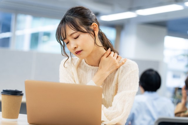 肩こりに悩む女性